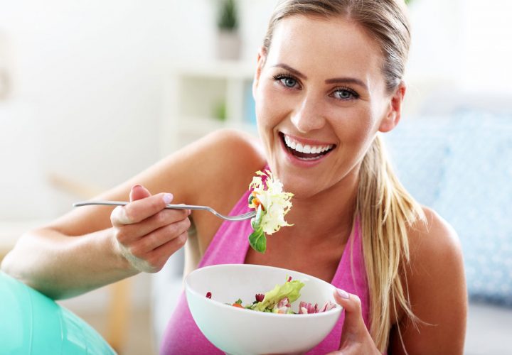 Bowl of oats topped with nuts and berries for a high-fibre breakfast
